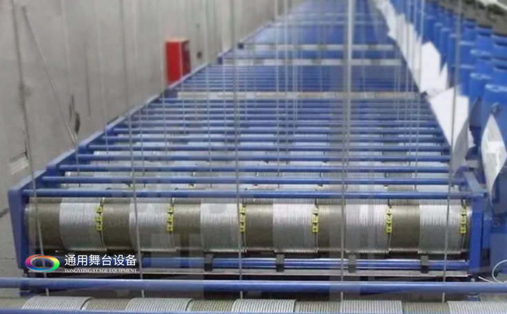 單層纏繞舞臺吊桿機(jī)（定制型）：行程檢測、沖頂保護(hù)、松疊繩保護(hù)、超載保護(hù)、變頻調(diào)速、單、多臺編組運(yùn)行